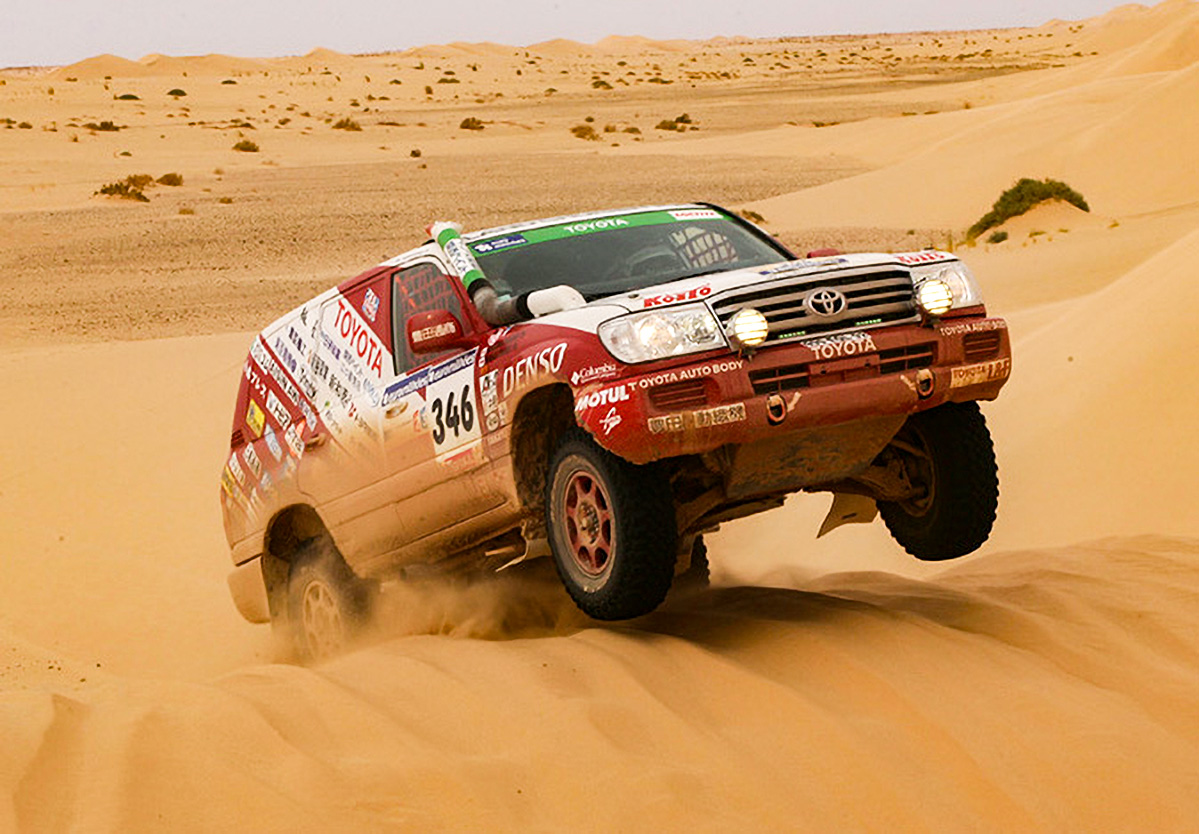 砂漠を走るラリー車