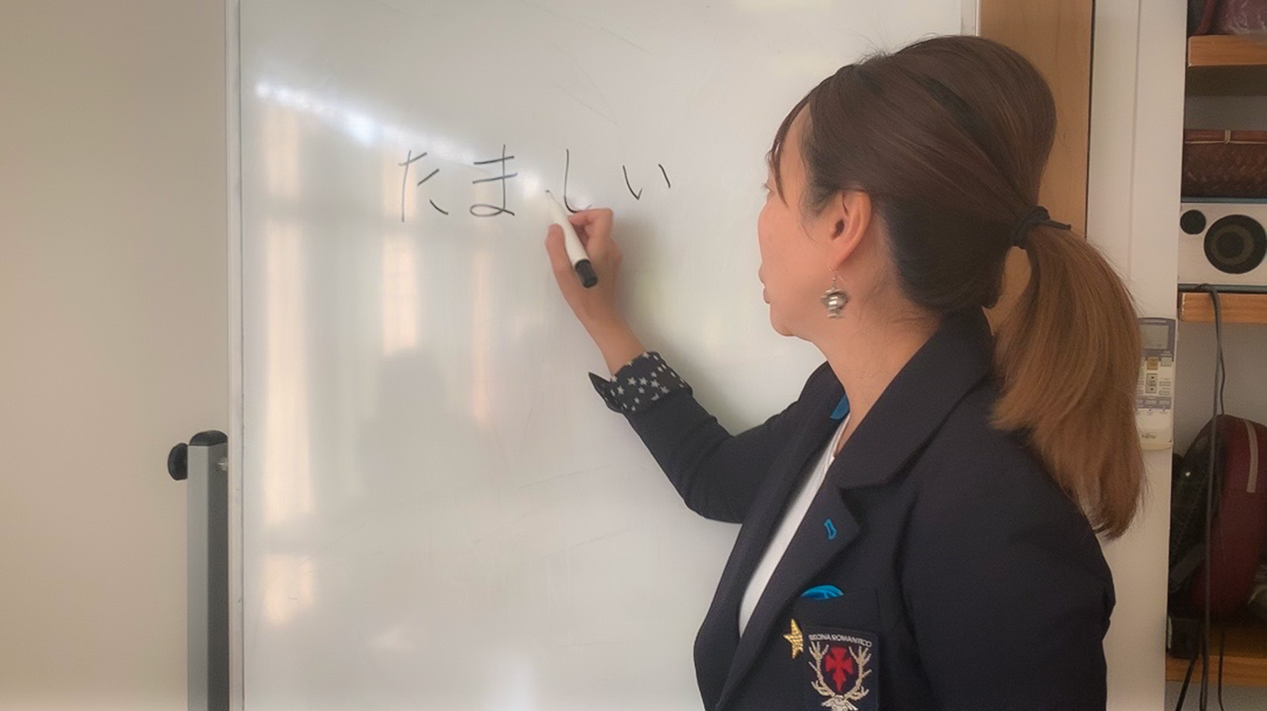 入江さんの講義中の姿。ホワイトボードに「たましい」の文字。