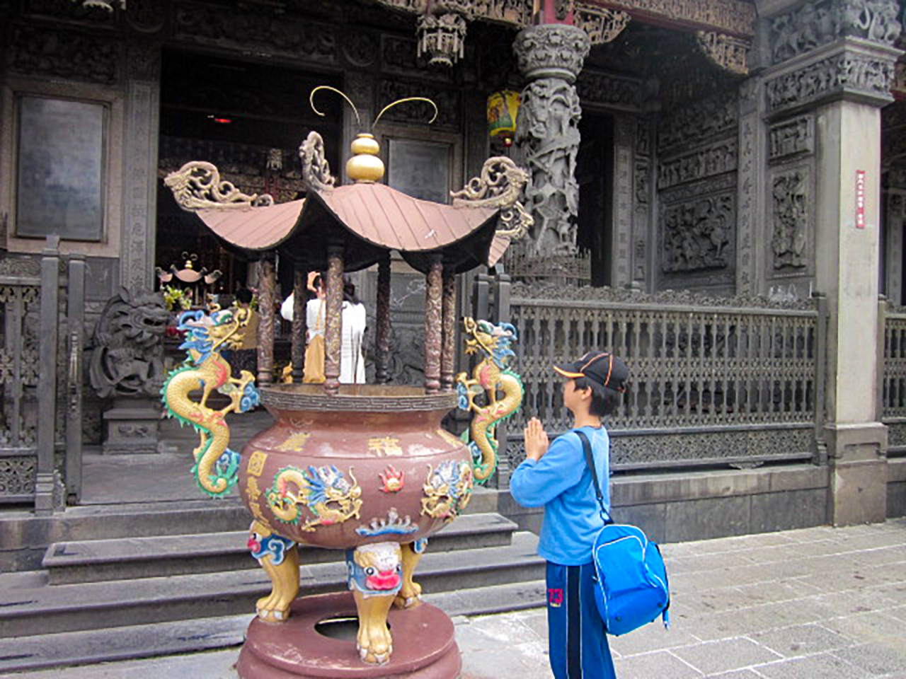 マレーシアの寺院前にて。中山千晶さんの息子さんの画像